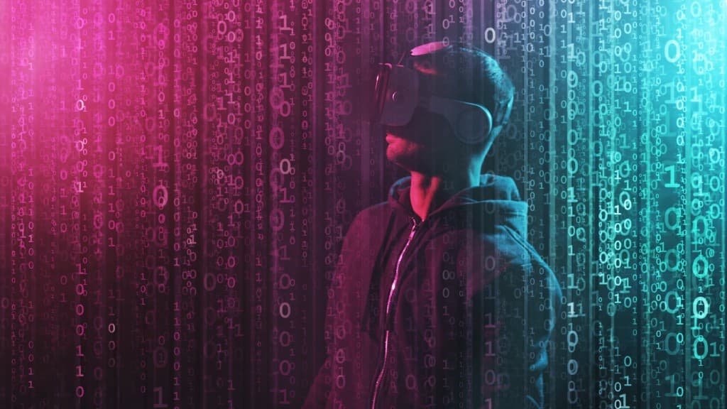 Profesional con visor de realidad virtual en entorno digital